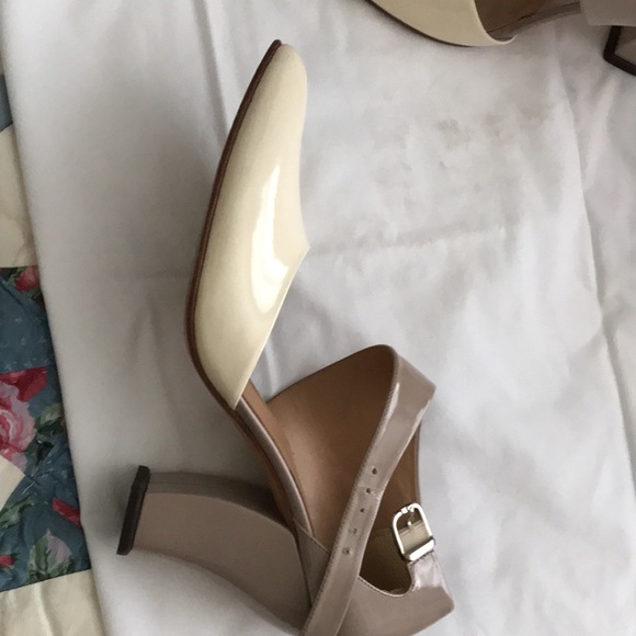 Shoe biege and cream worn only once shiny with strap - Picture 2 of 3